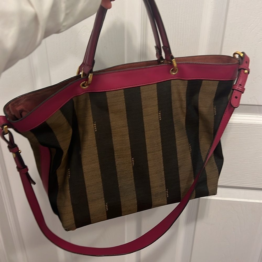 Cute FENDI bag with long strap included. 💯 % authentic ❤️